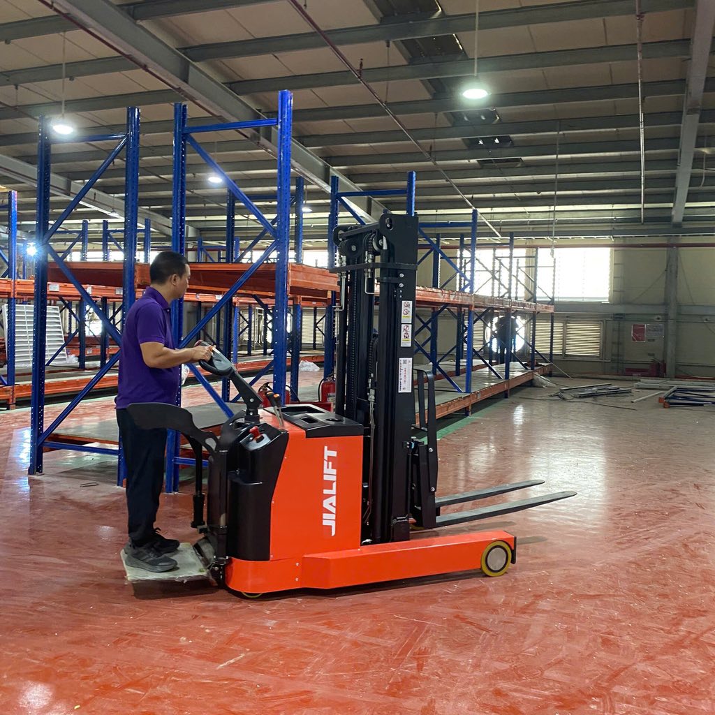 XE NÂNG ĐIỆN ĐỨNG LÁI JIALIFT Q1530D 1,5 TẤN
