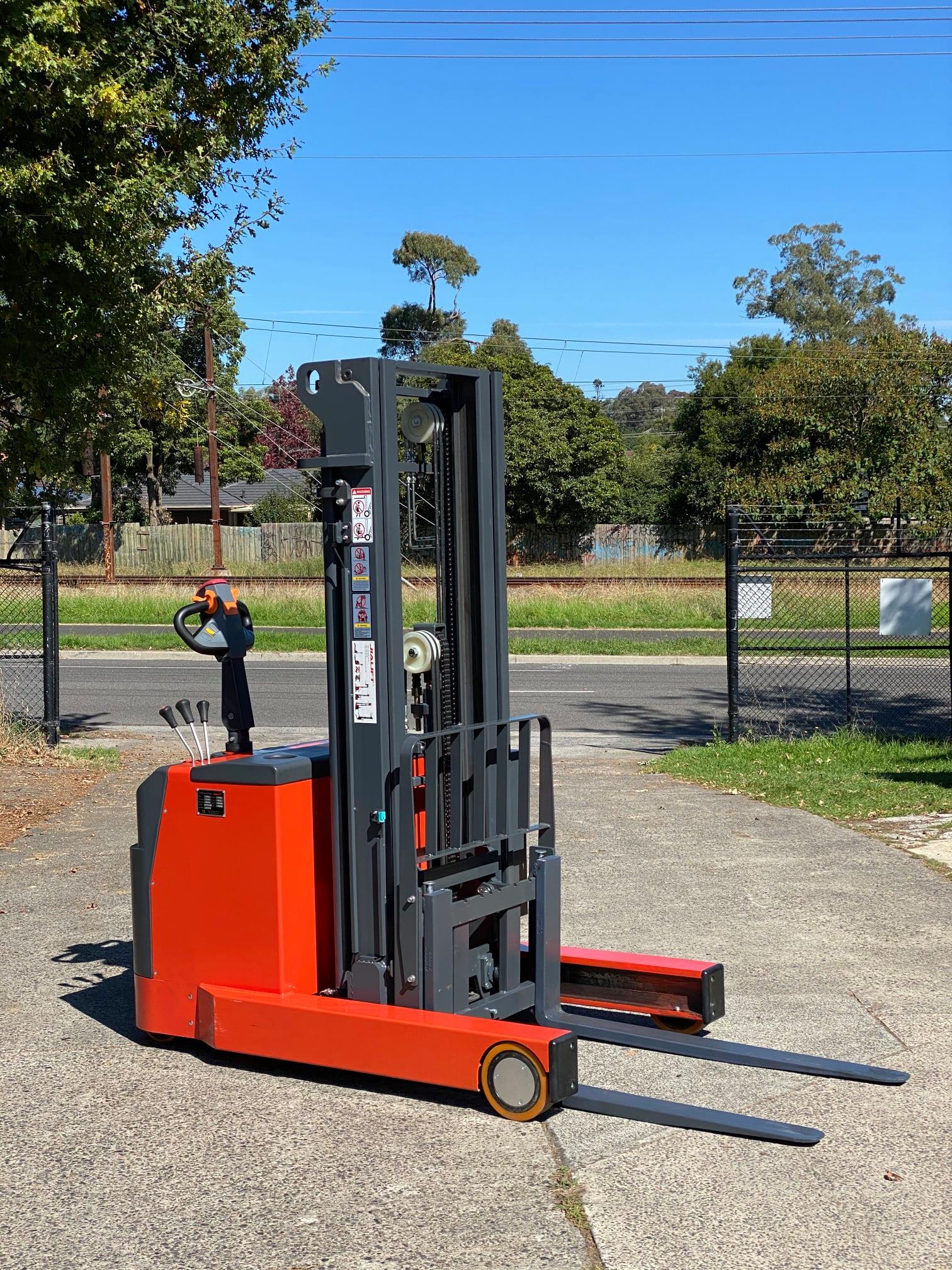 XE NÂNG ĐIỆN ĐỨNG LÁI JIALIFT Q1530D 1,5 TẤN