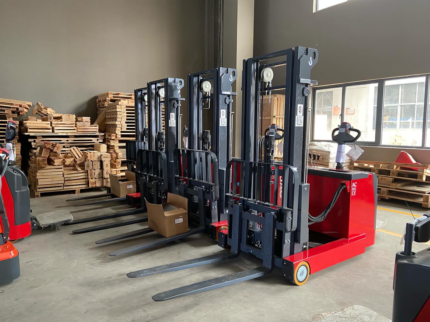XE NÂNG ĐIỆN ĐỨNG LÁI JIALIFT Q1530D 1,5 TẤN