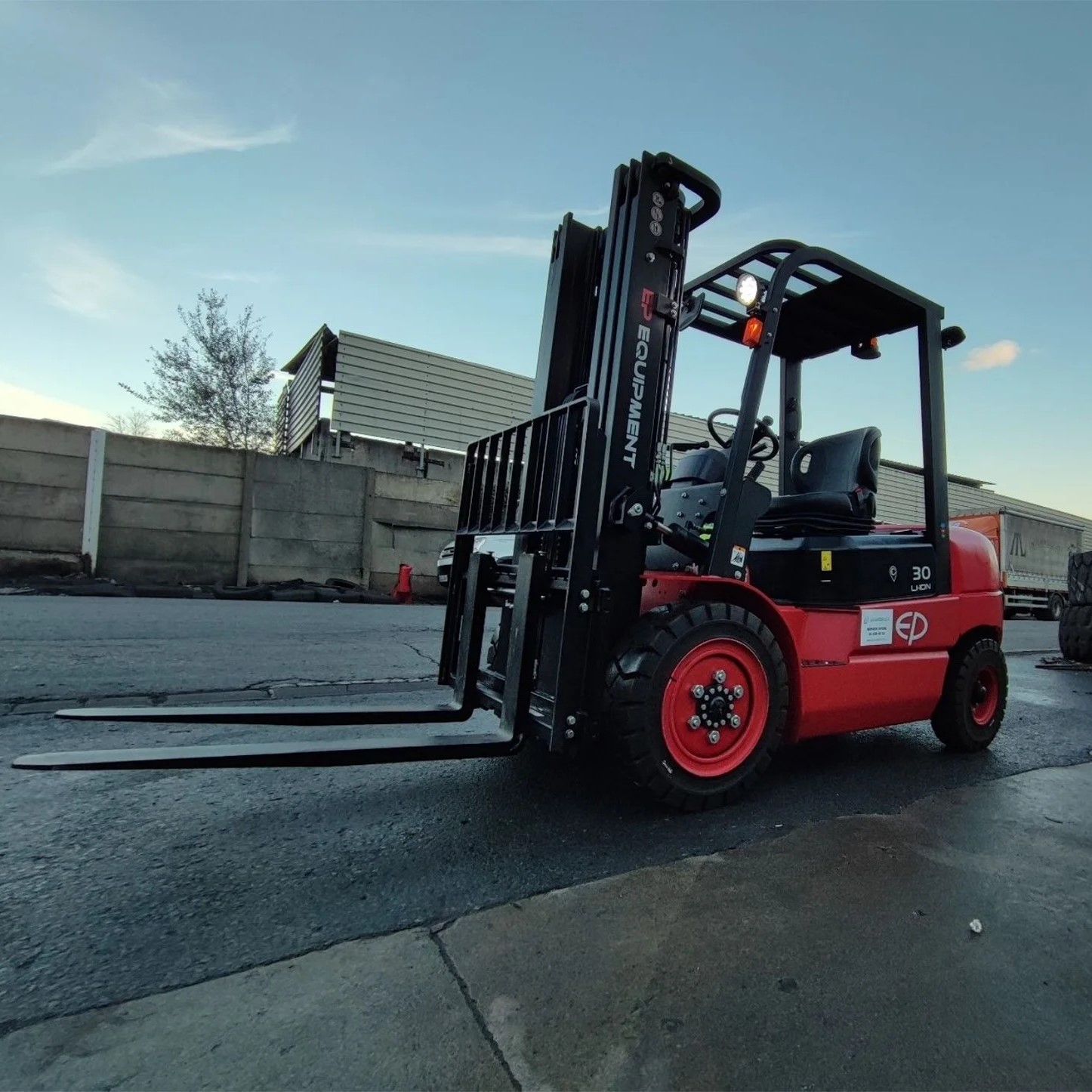 Xe nâng điện ngồi lái 2.5 tấn EFL252 Thuận Phát